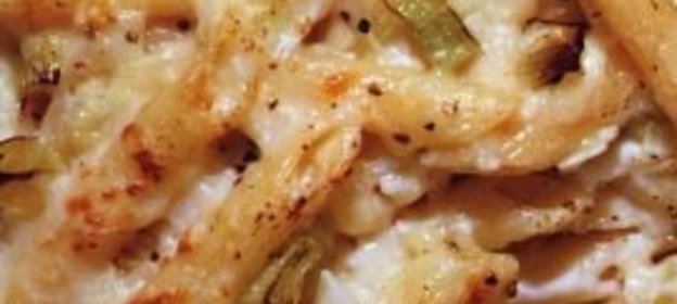 Запеканка из макарон с луком-пореем