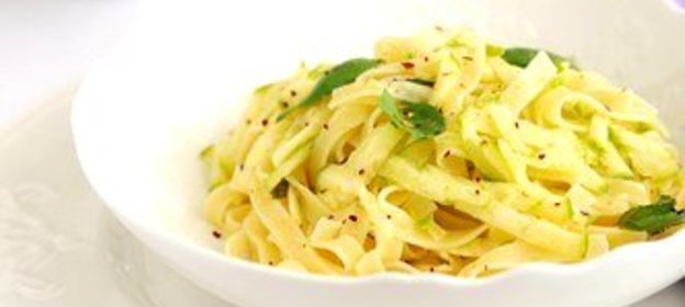 Спагетти с молодым картофелем и цукини