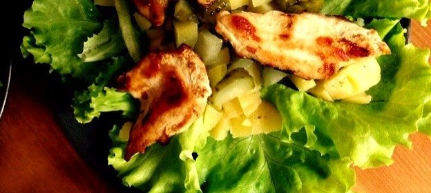 Теплый салат с курицей и соусом из корнишонов