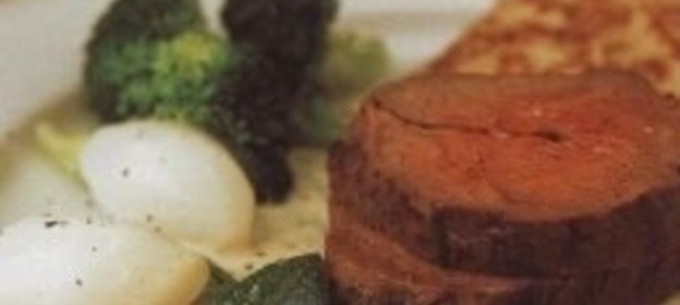 Жареное говяжье филе с картофельными оладьями