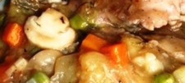 Пряная курица с овощами и булочками