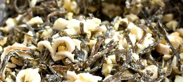 Салат из морской капусты с кальмаром