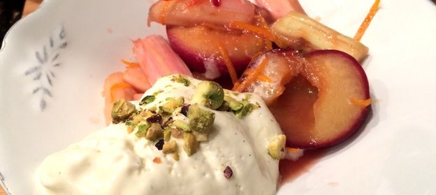 Десерт из слив, запеченных с ревенем