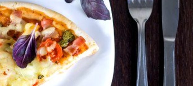 Пицца с беконом и овощами