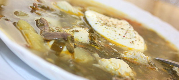 Щи щавелевые суточные с вялеными томатами и перепелиными яйцами пашот