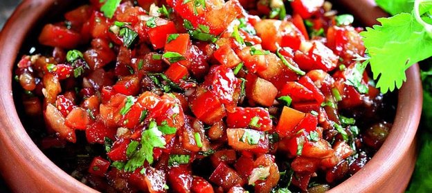 Сальса из клубники и помидора с кинзой