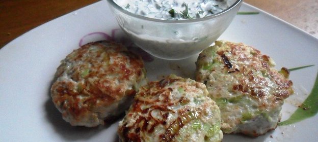 Куриные оладьи с кабачком и пореем