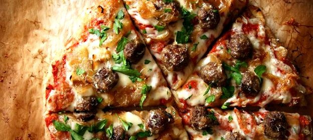 Пицца с фрикадельками, луком и петрушкой