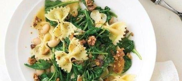 Паста с аругулой, фасолью и орехами