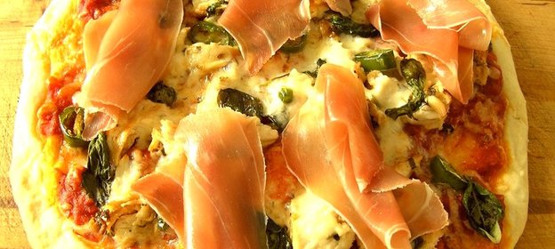 Пицца с пармской ветчиной