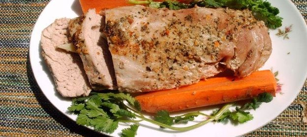 СВИНАЯ ВЫРЕЗКА, нашпигованная чесноком, запеченная