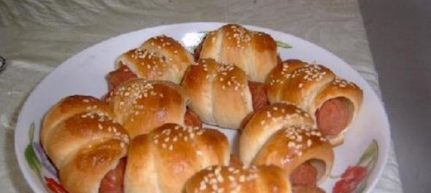 Булочки с колбасой