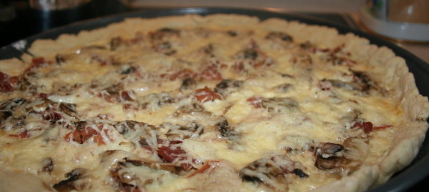 Белая пицца с прошутто и грибами