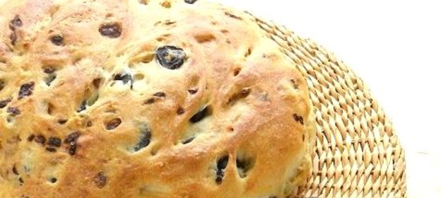 Хлеб с луком и маслинами