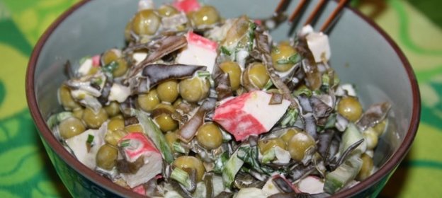 Салат из морской капусты с зеленым горошком, плавленым сыром и крабовыми палочками