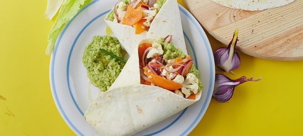 Авокадо и овощи, маринованные в остром цитрусовом маринаде