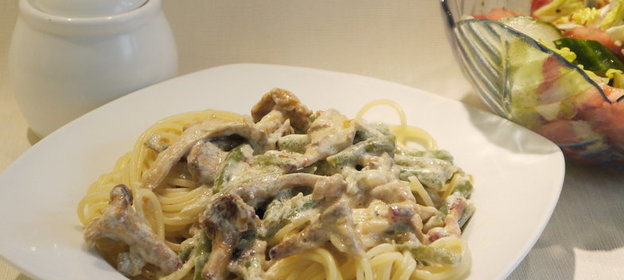 Паста со сливочным соусом из лисичек и стручковой фасоли