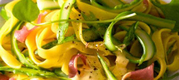 Паста с итальянской ветчиной и спаржей