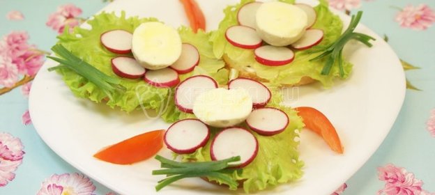 Бульон с колбасками в слоеном тесте