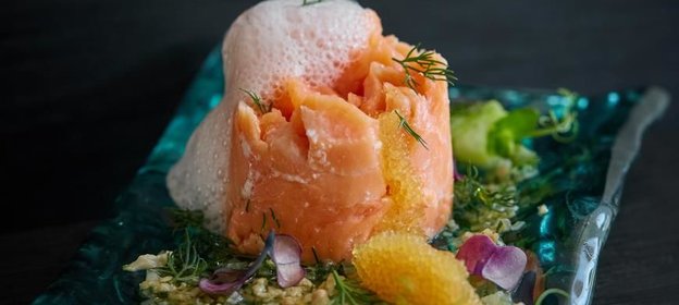 Глазированный лосось с сезонными летними овощами