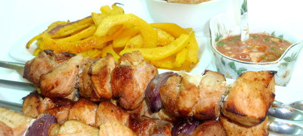 Мясо на шампурах, тыква на гриле, сальса аля Пико-де-гальо Закрытие сезона Айда на пикник