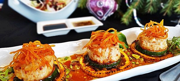 Морские гребешки с апельсиновым соусом и фисташками