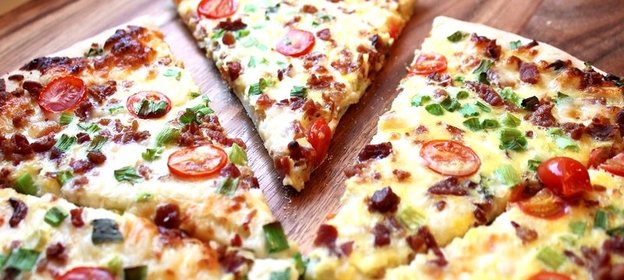 Пицца с яйцом и колбасой