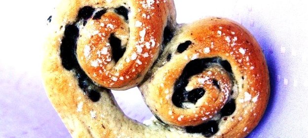 Булочки в форме сердечек с корицей и джемом