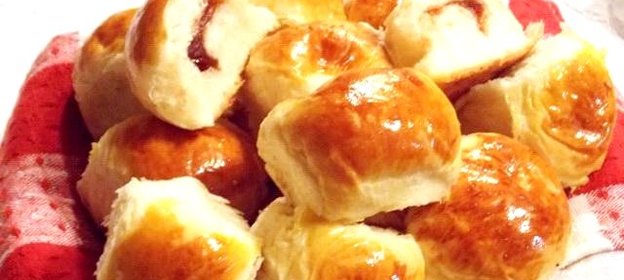 Сдобные булочки с повидлом