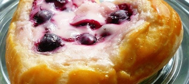 Булочки-сердечки с ягодно-сметанной начинкой