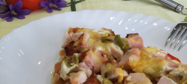 Пицца по-домашнему, с ветчиной, помидорами, оливками