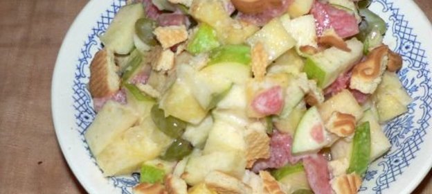 Фруктовый салат с печеньем