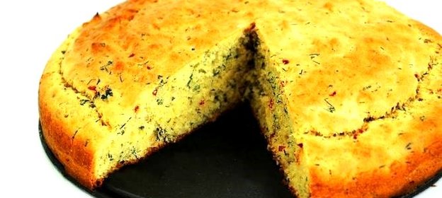 Кукурузный хлеб с чили, зеленым луком и укропом