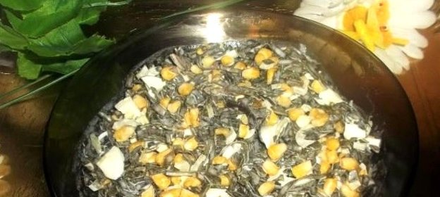 Салат из морской капусты с яйцами