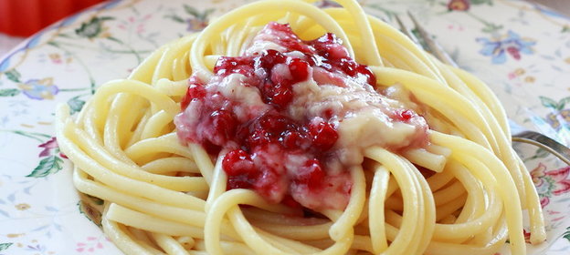 Паста с запеченным бри и брусничным соусом