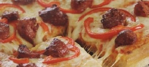 Пицца с копчеными колбасками, сыром и помидорами