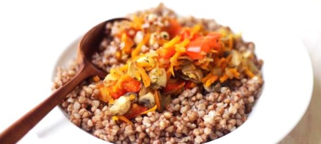 Тушеные овощи с грибами и гречкой