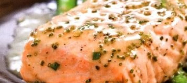 Лосось со спаржей под легким соусом