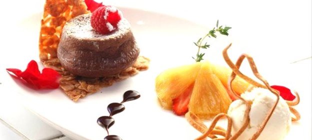 Шоколадный фондан с малиной