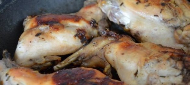 Пицца с рыбой, грибами и зеленым горошком