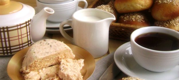 Нежный творожный сыр и булочки на сыворотке к завтраку