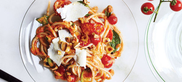 Спагетти с томатной пастой и фундуком