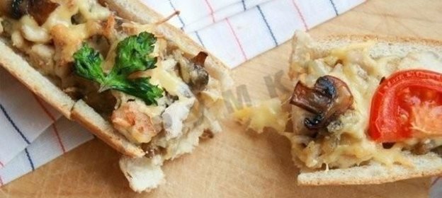 Фаршированный батон в духовке с сыром