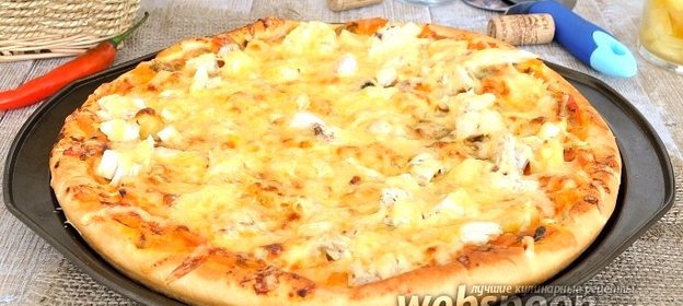 Пицца с ананасами и курицей