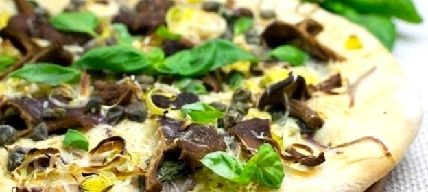 Пицца с базиликом и лесными грибами