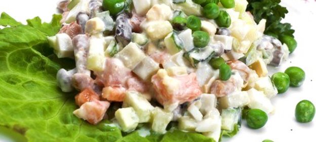 Салат из овощей с ветчиной, йогуртом и анчоусами