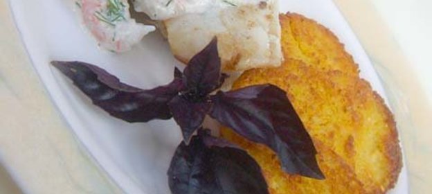 морской окунь со сливочным соусом из креветок и хрустящими монетками из поленты