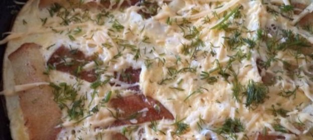 Омлет с ломтиками хлеба