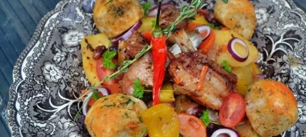 Жаркое из баранины (с мини-булочками)