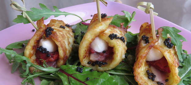 Картофельные оладьи с анчоусами. моцареллой и вялеными томатами